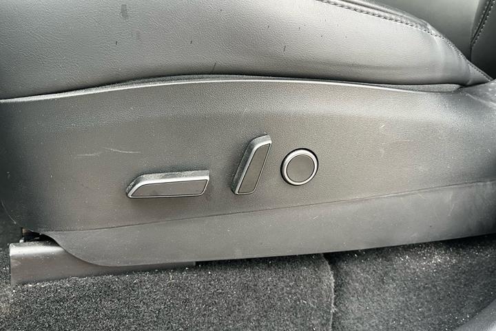 Hvid Tesla Model Y fra 2021