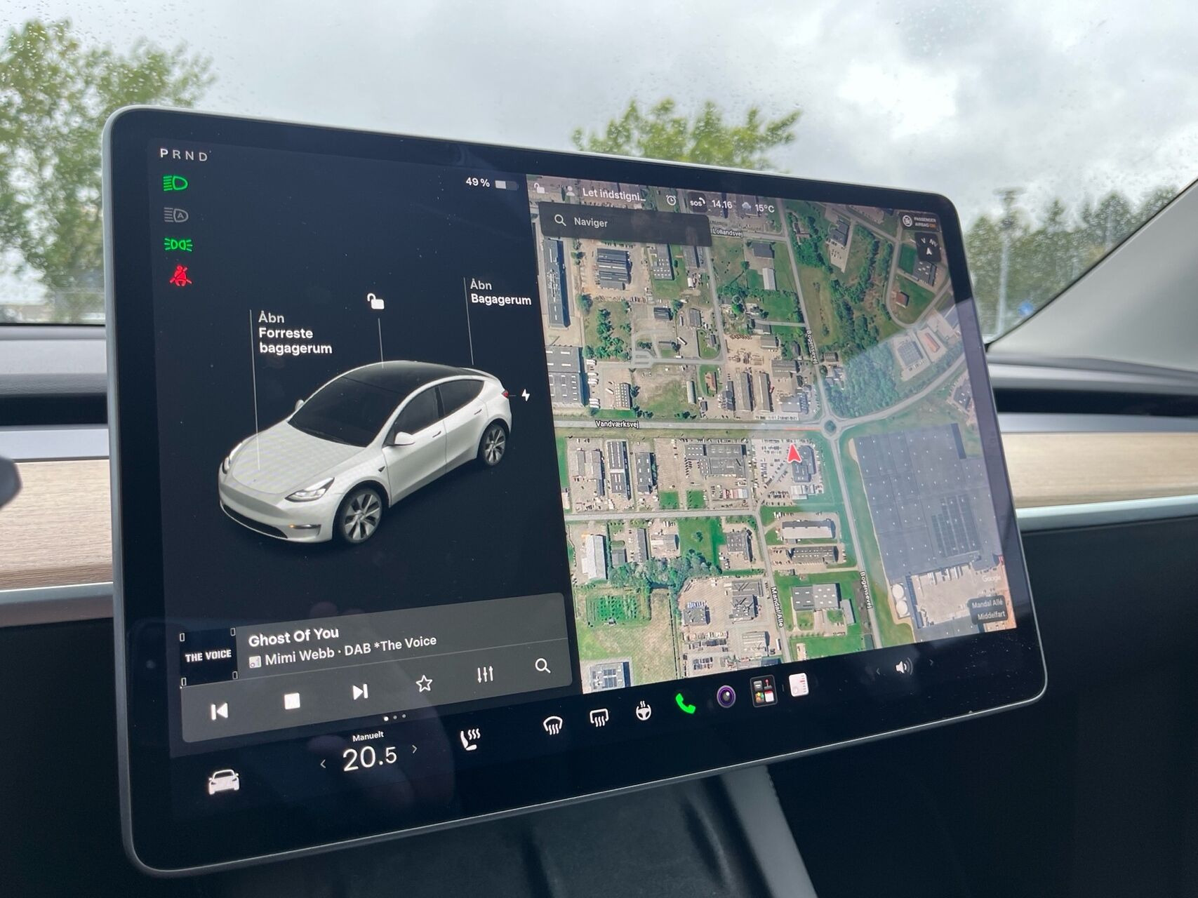 Hvid Tesla Model Y fra 2021