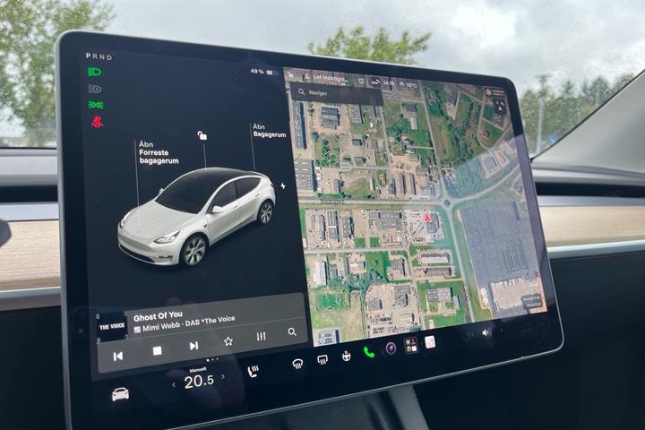 Hvid Tesla Model Y fra 2021