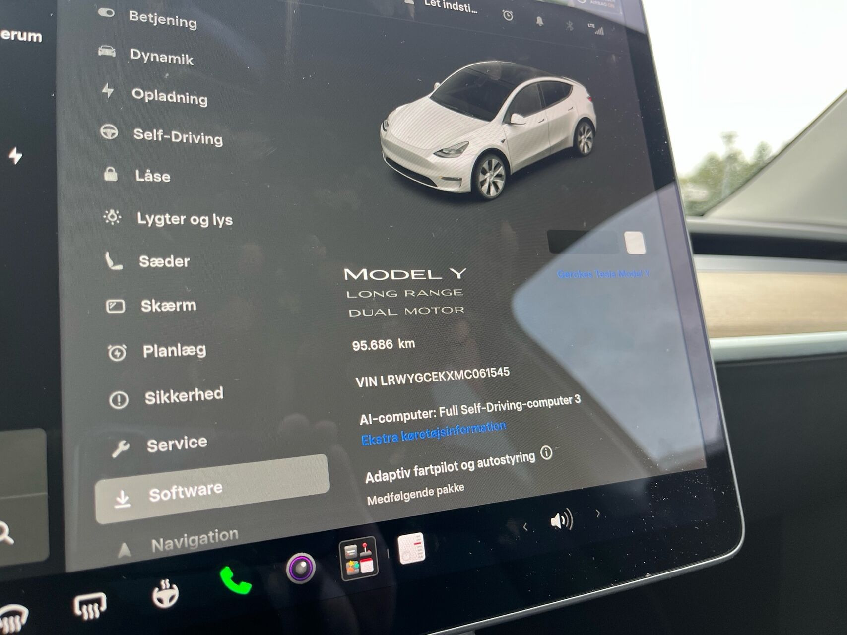 Hvid Tesla Model Y fra 2021