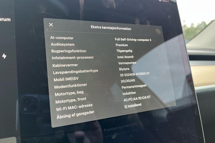 Hvid Tesla Model Y fra 2021