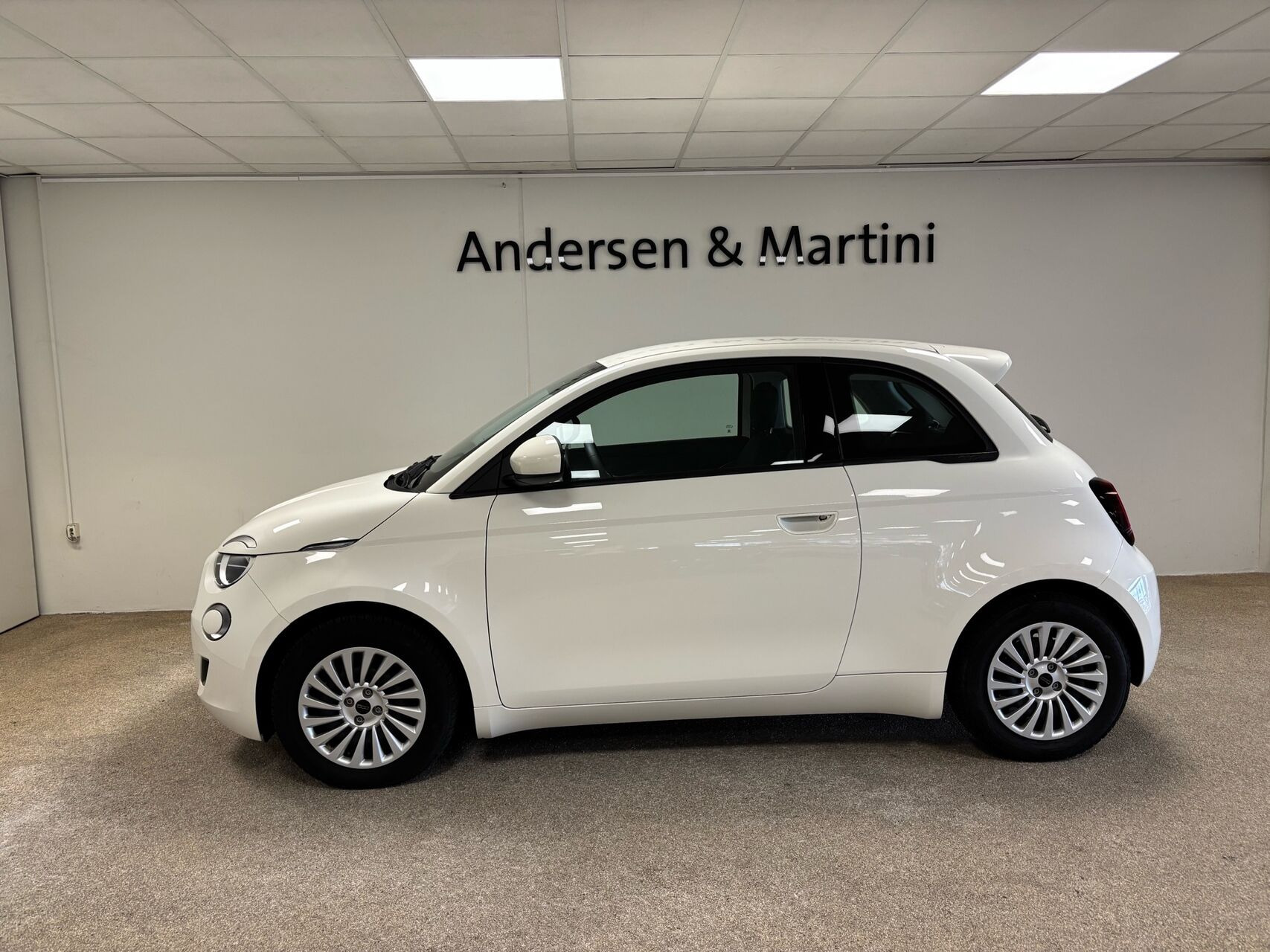Hvid Fiat 500e fra 2023