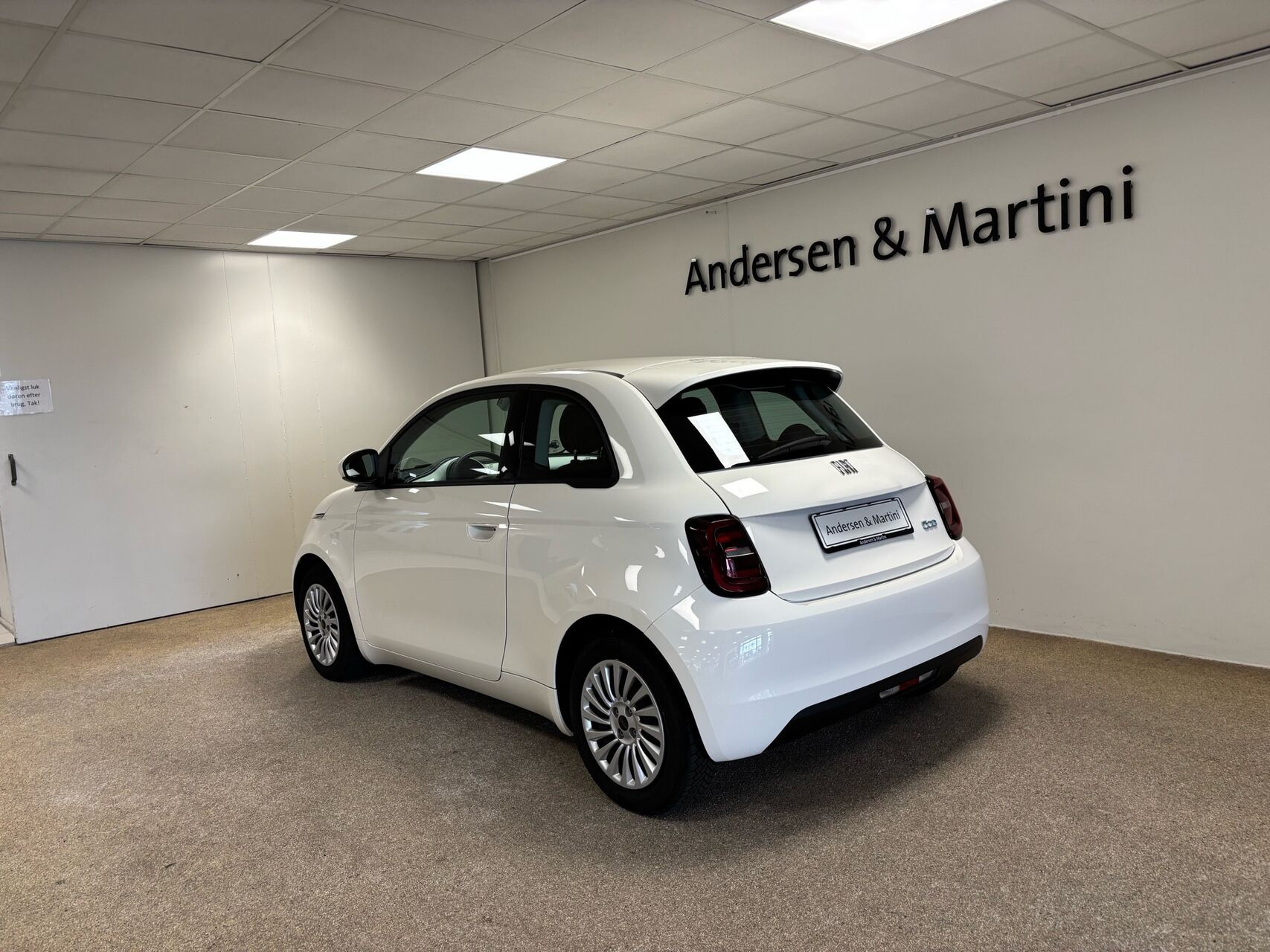 Hvid Fiat 500e fra 2023