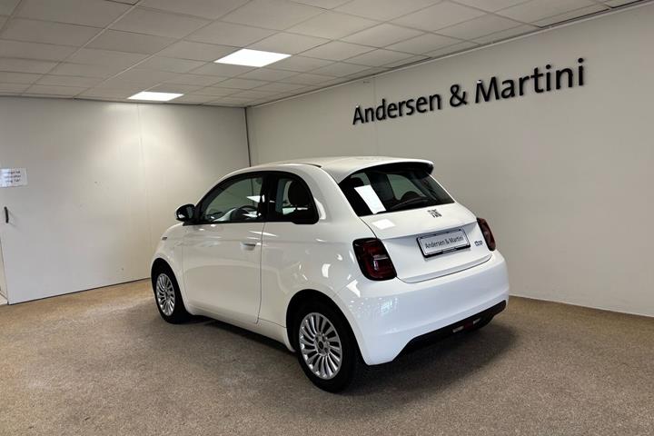 Hvid Fiat 500e fra 2023