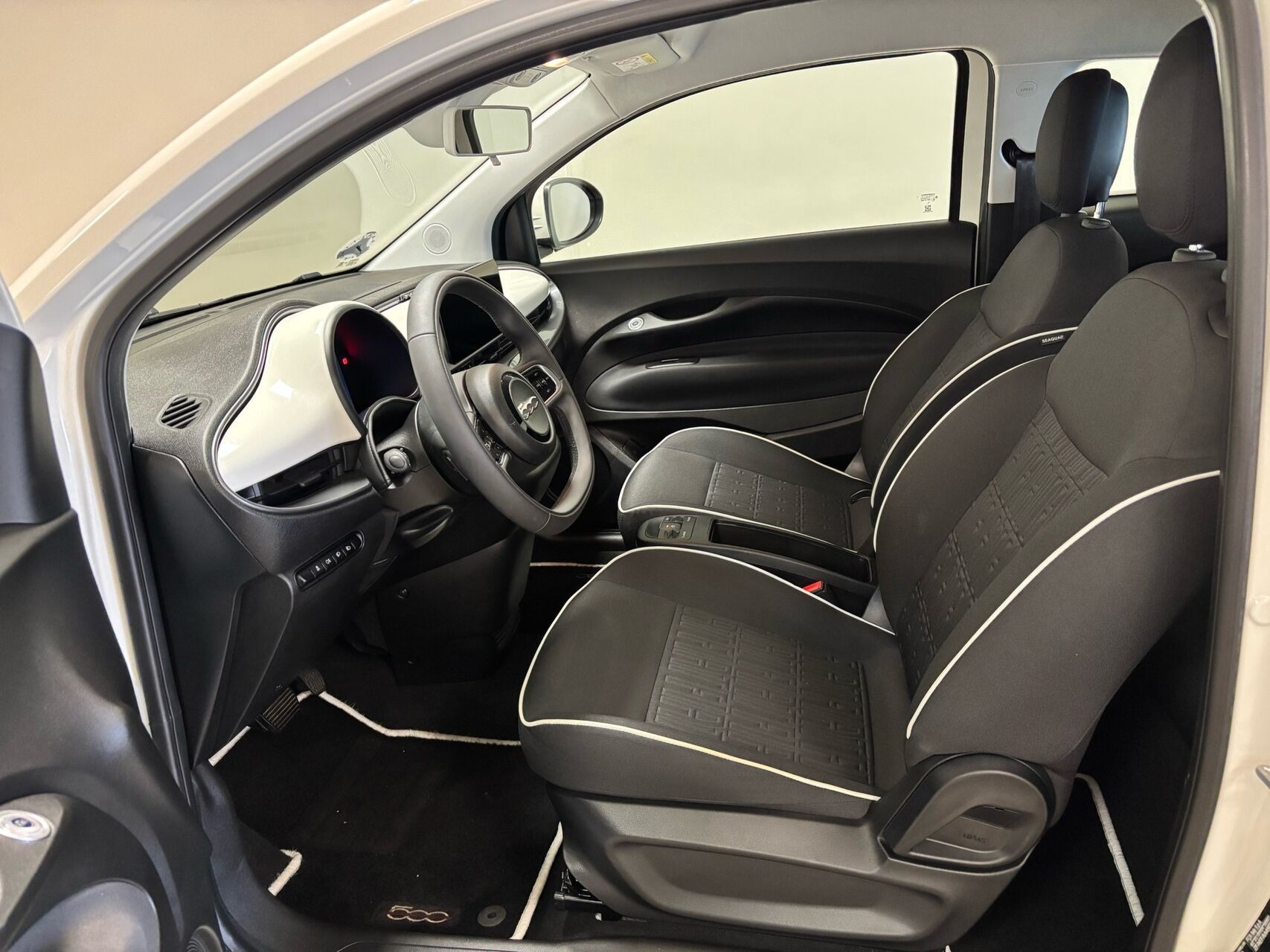 Hvid Fiat 500e fra 2023
