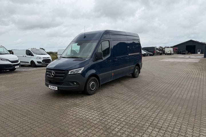 Blå Mercedes Sprinter fra 2024