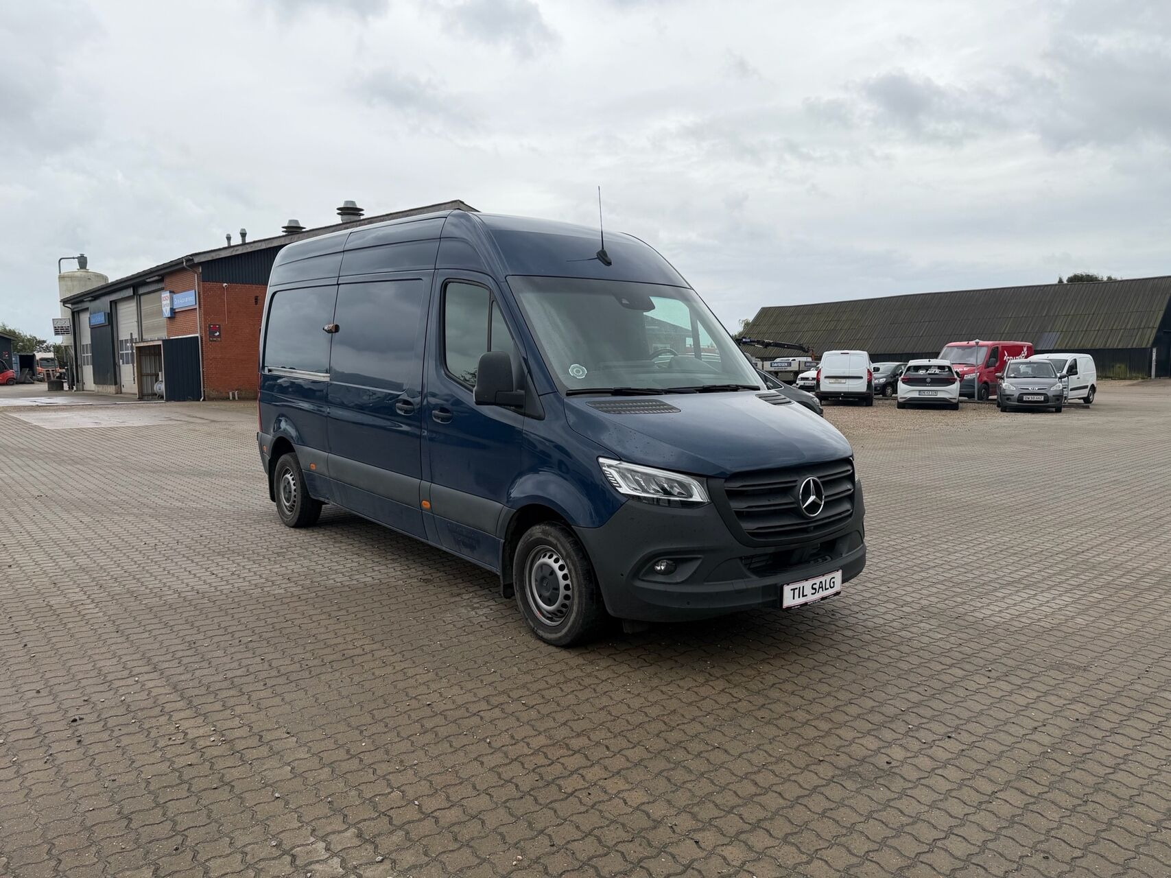 Blå Mercedes Sprinter fra 2024