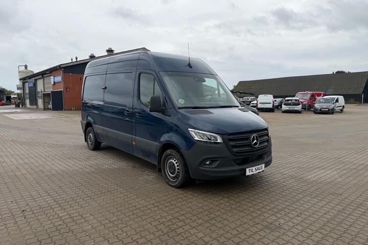 Blå Mercedes Sprinter fra 2024