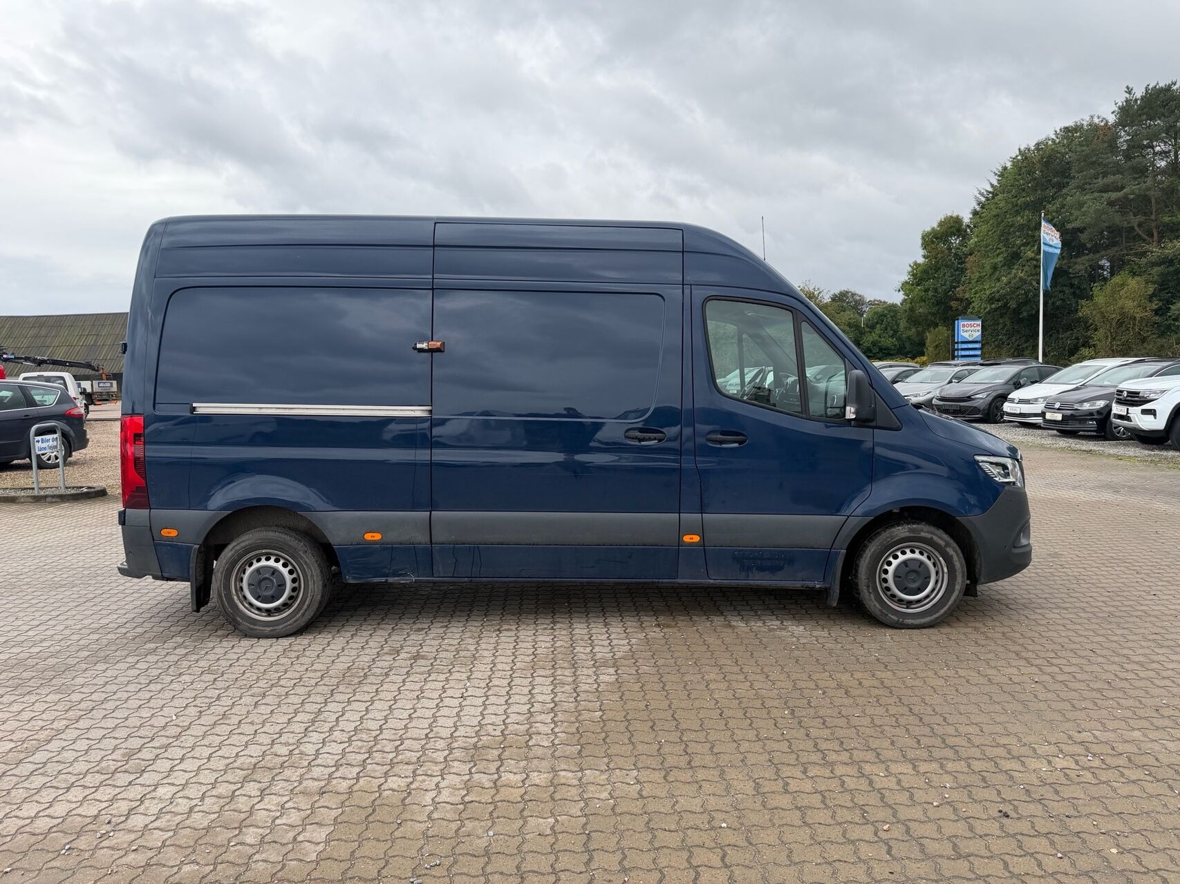 Blå Mercedes Sprinter fra 2024