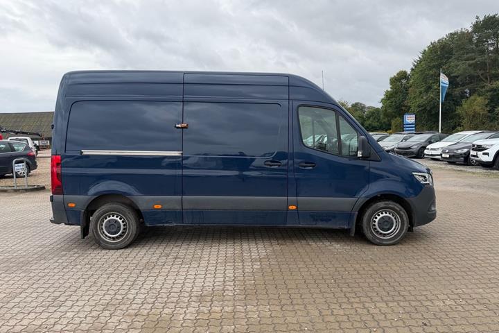 Blå Mercedes Sprinter fra 2024