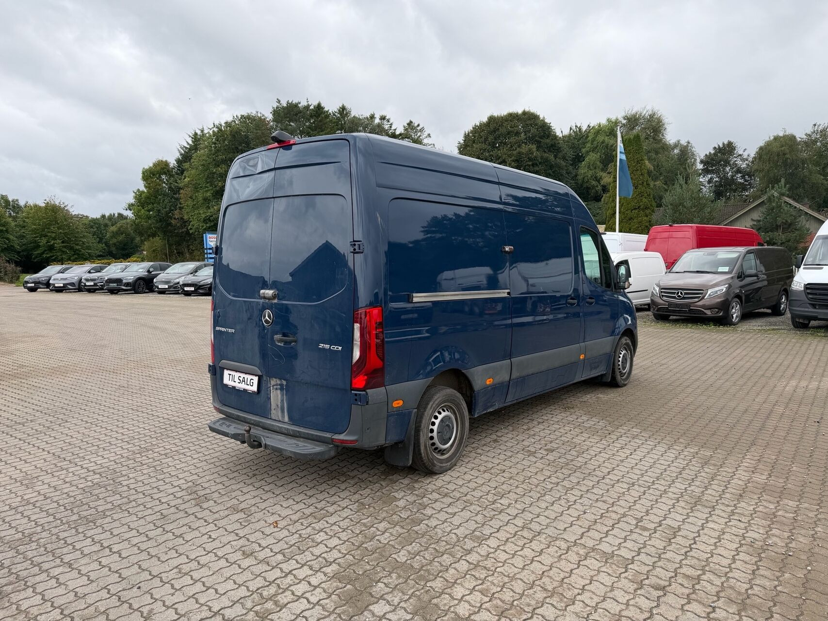 Blå Mercedes Sprinter fra 2024