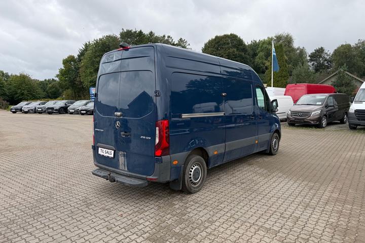 Blå Mercedes Sprinter fra 2024