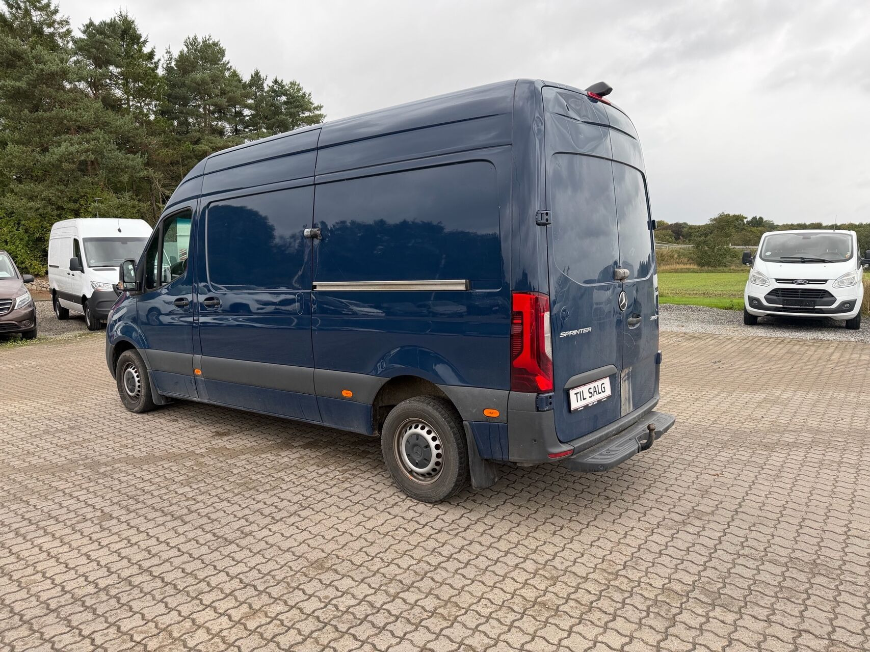 Blå Mercedes Sprinter fra 2024