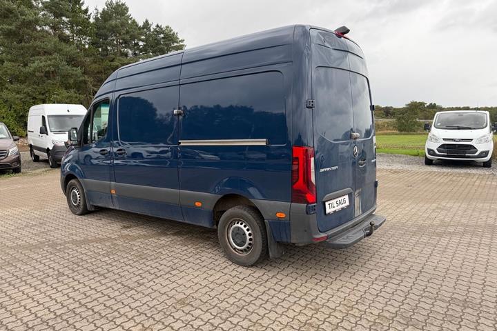 Blå Mercedes Sprinter fra 2024