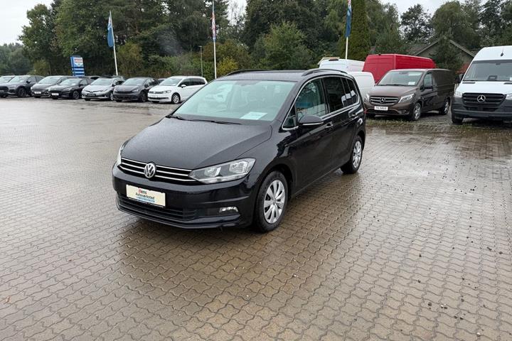 Sort VW Touran fra 2020 set udefra