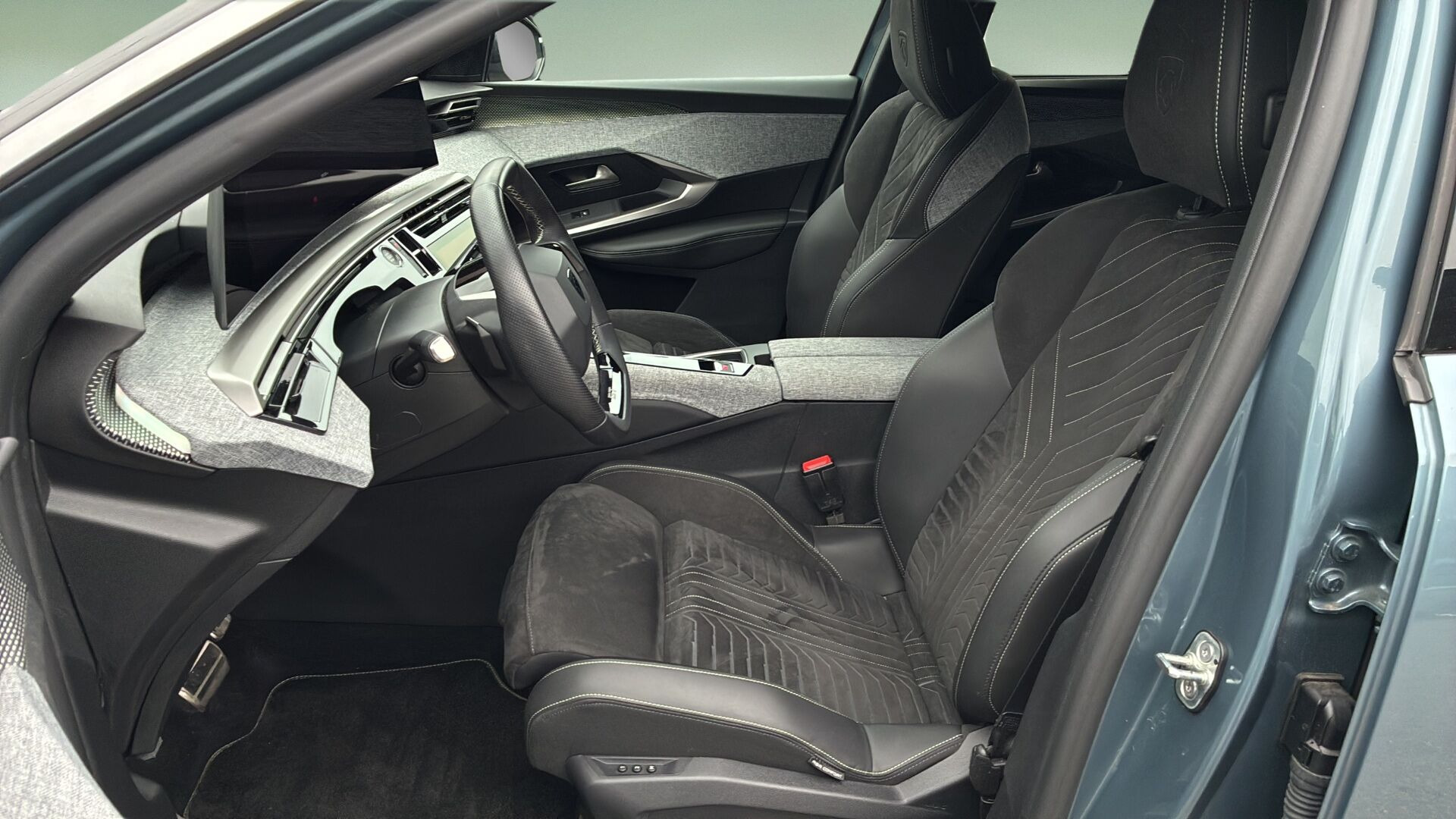 Blå Peugeot e-5008 fra 2025