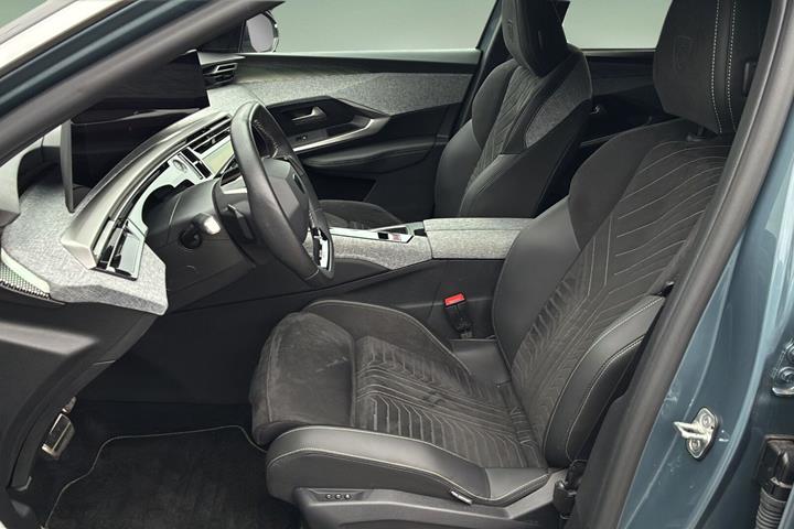 Blå Peugeot e-5008 fra 2025