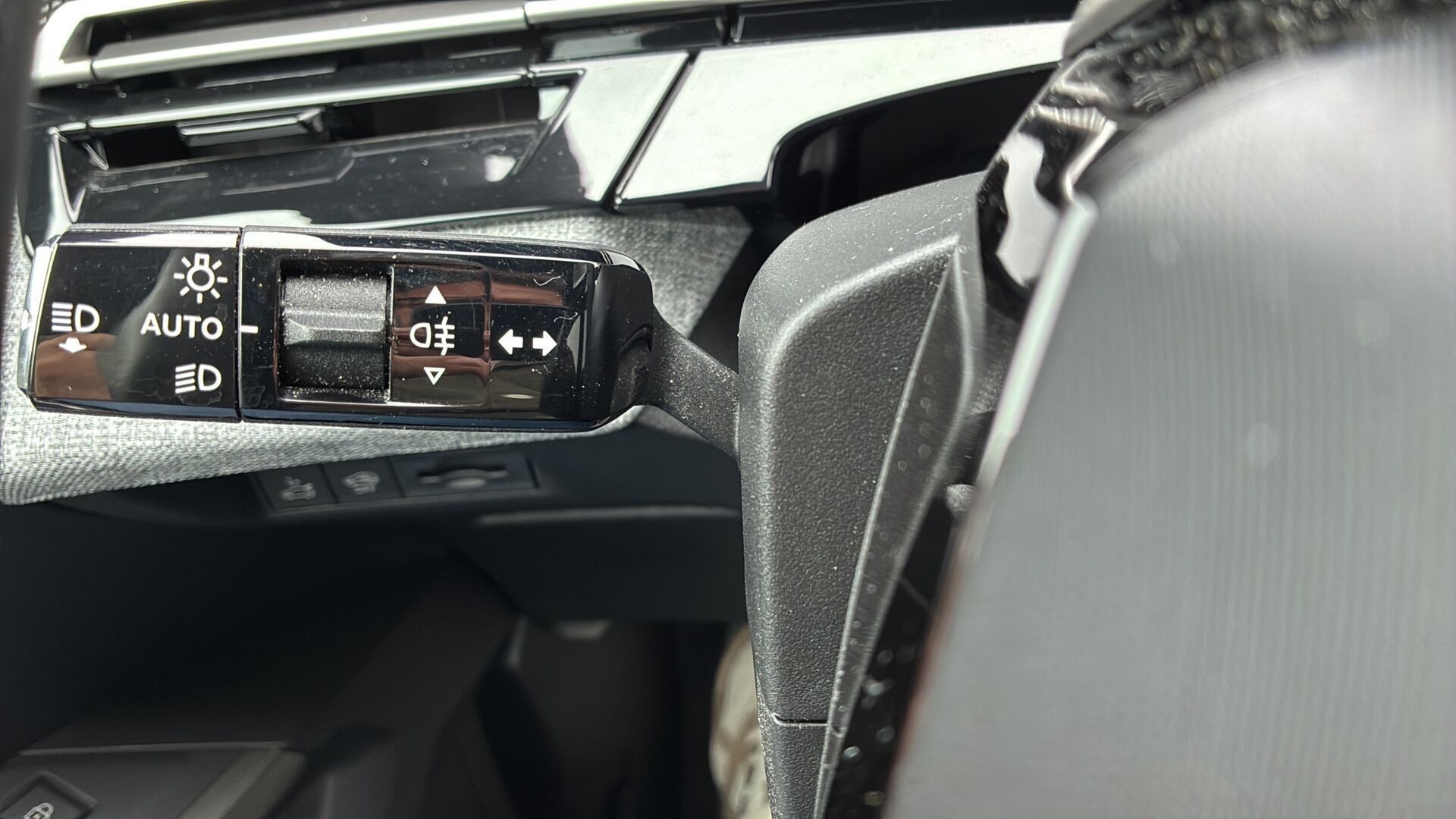 Blå Peugeot e-5008 fra 2025