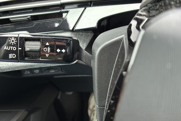 Blå Peugeot e-5008 fra 2025