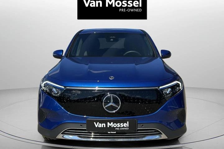 Blå Mercedes EQB250+ fra 2025