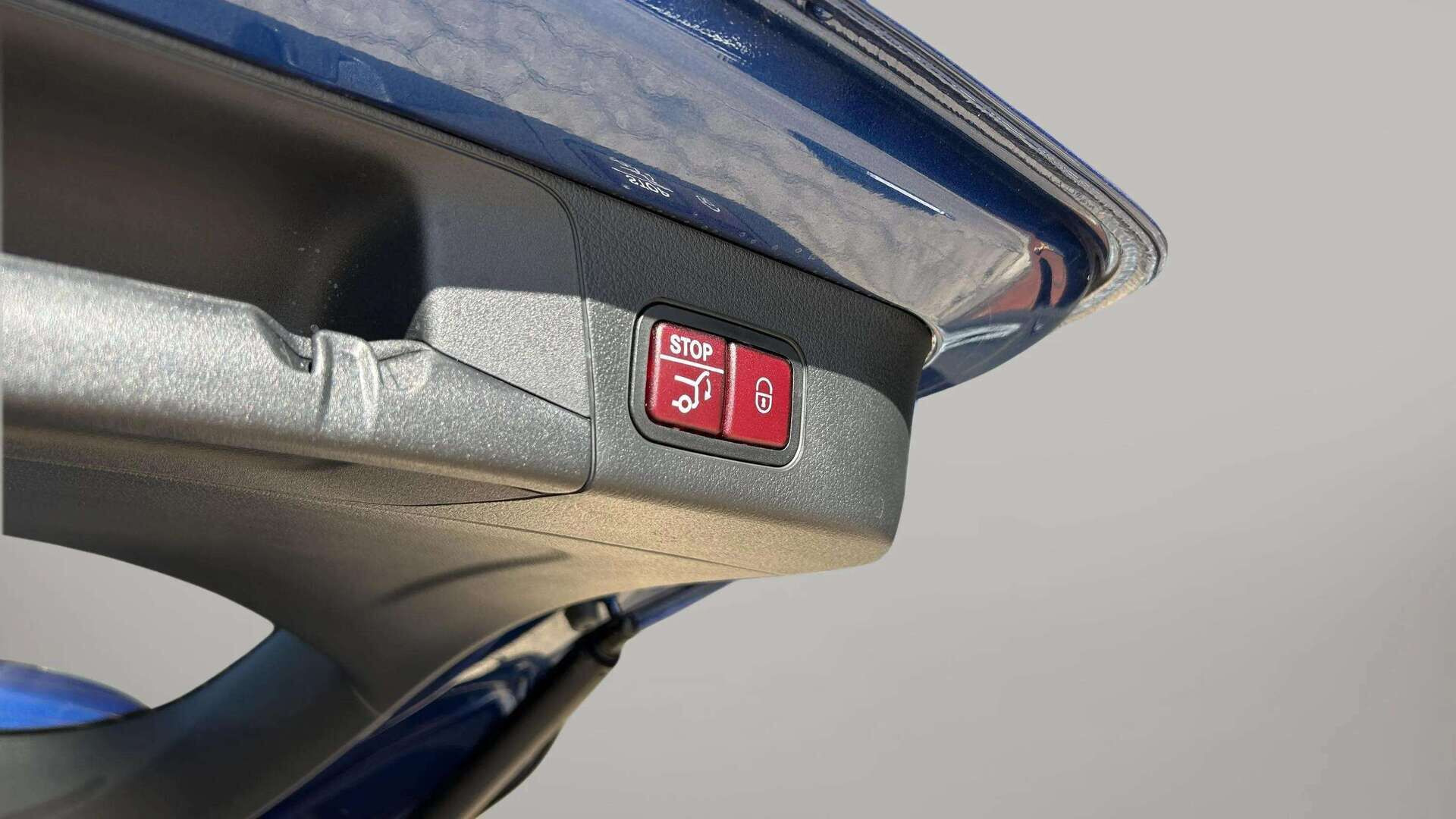 Blå Mercedes EQB250+ fra 2025