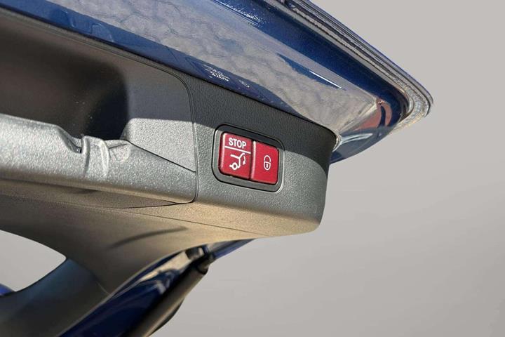 Blå Mercedes EQB250+ fra 2025