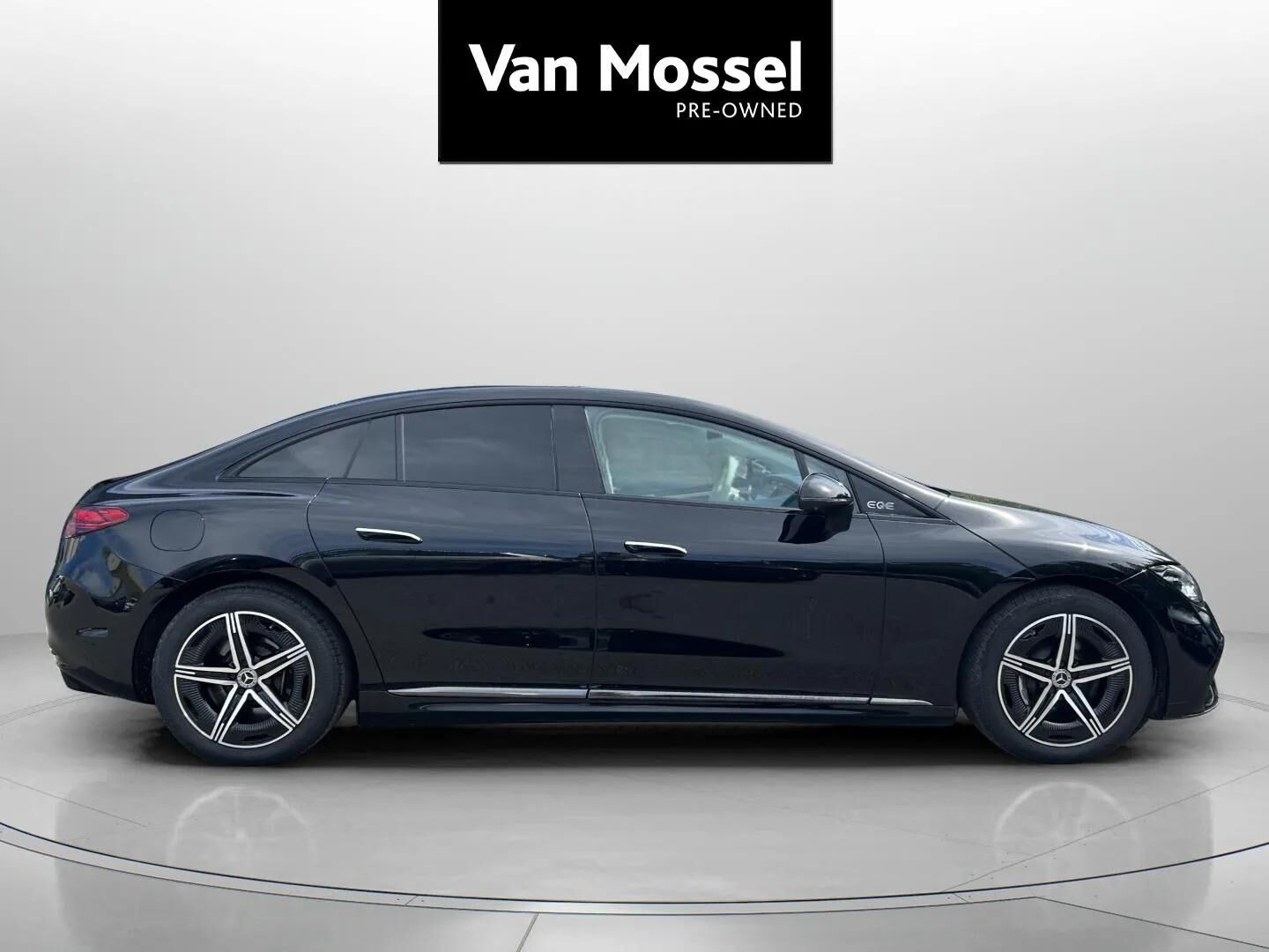 Sort Mercedes EQE350+ fra 2022