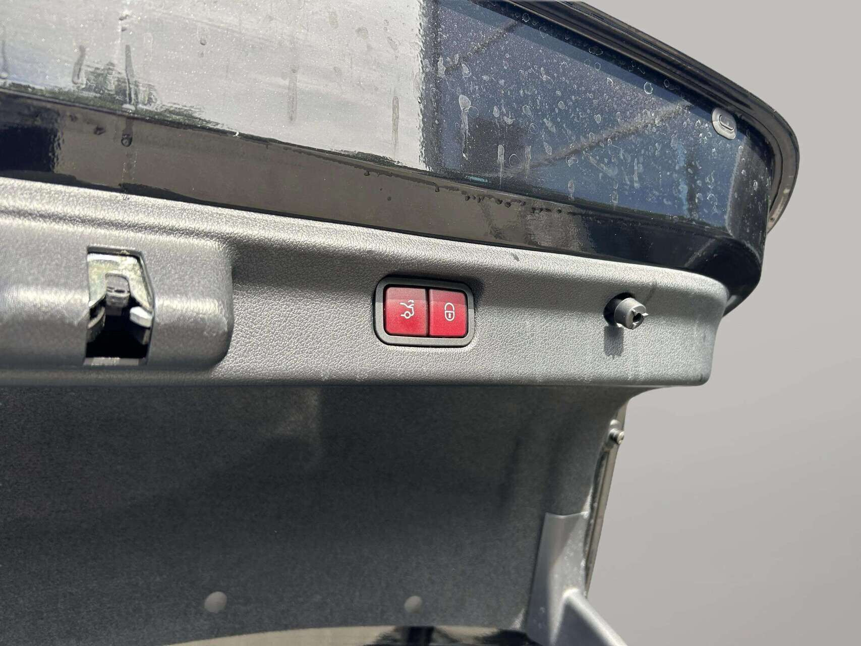 Sort Mercedes EQE350+ fra 2022