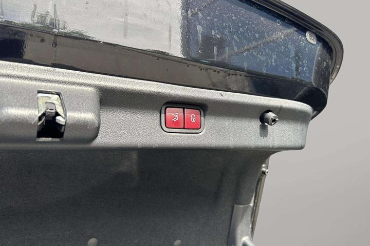 Sort Mercedes EQE350+ fra 2022