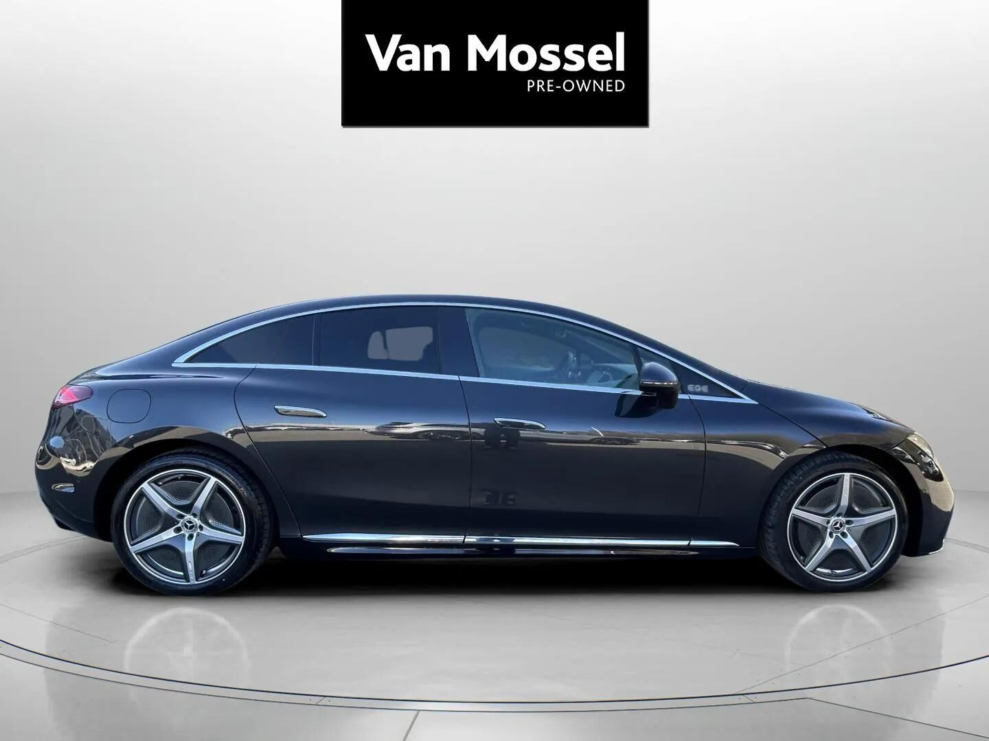 Grå Mercedes EQE350+ fra 2025