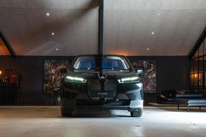Sort BMW iX fra 2023