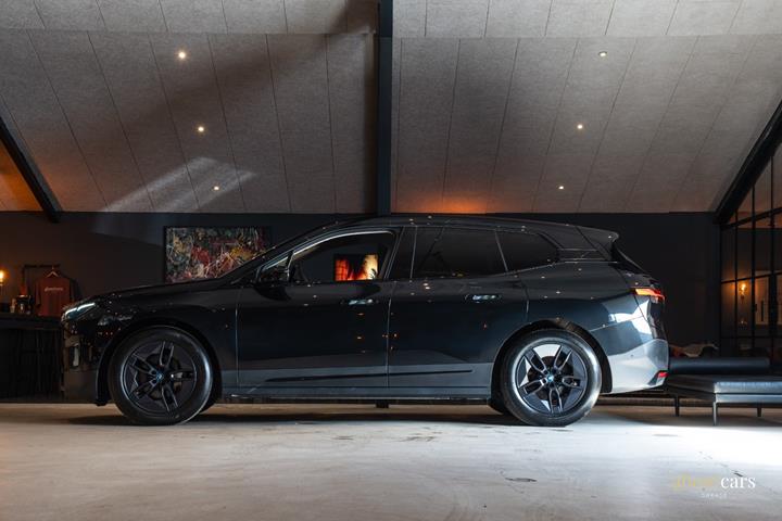 Sort BMW iX fra 2023