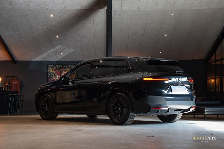 Sort BMW iX fra 2023