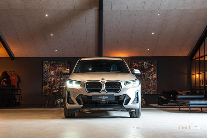 Orange BMW iX3 fra 2023