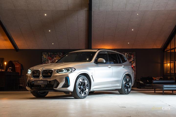 Orange BMW iX3 fra 2023