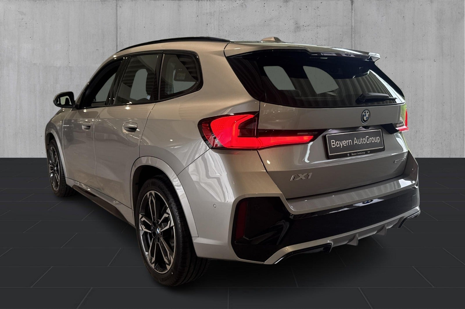 Sølv BMW iX1 fra 2027
