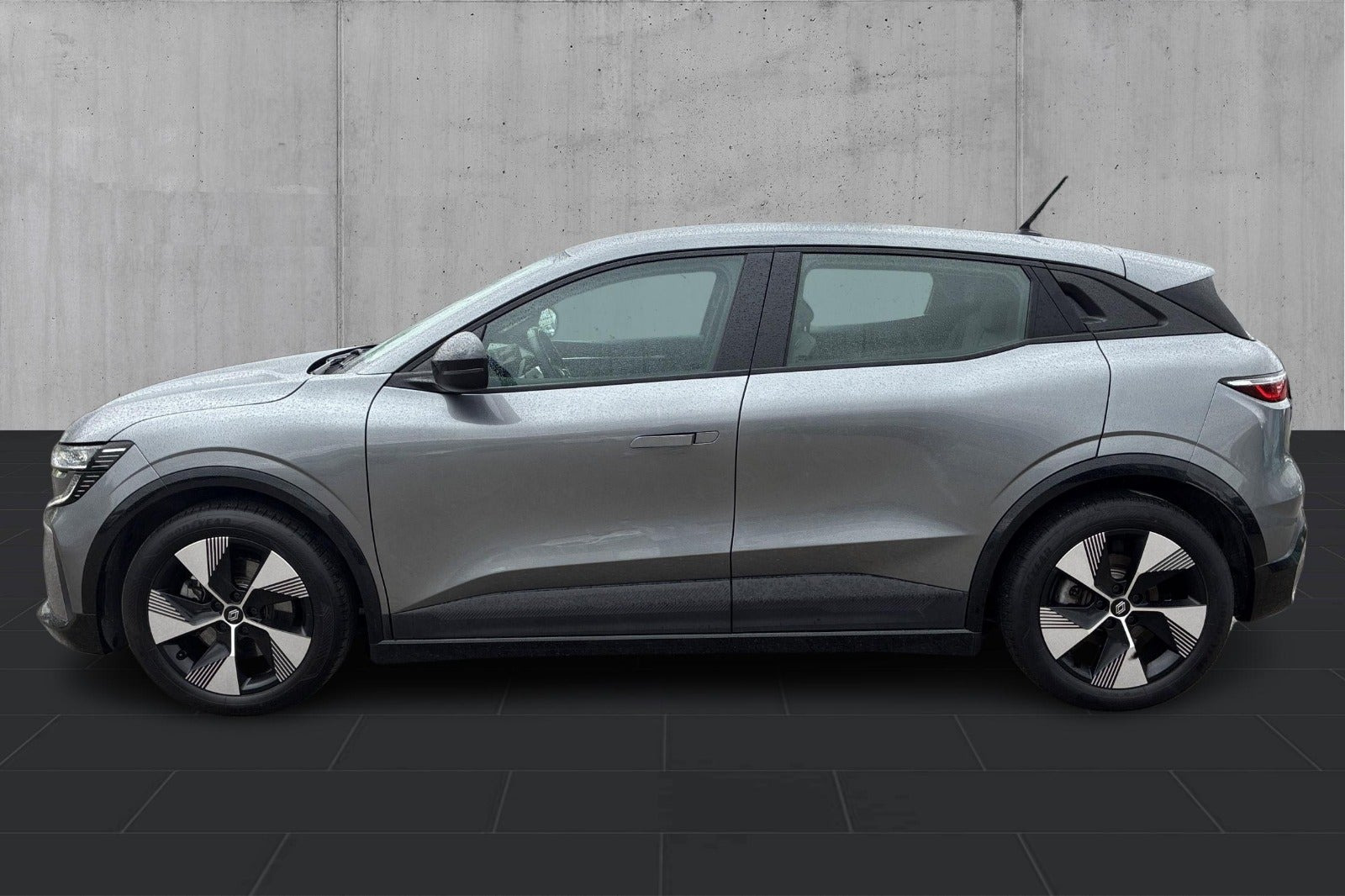 Grå Renault Megane E-Tech fra 2023