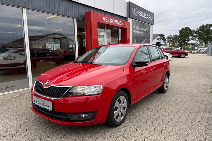 Rød Skoda Rapid fra 2017 set udefra