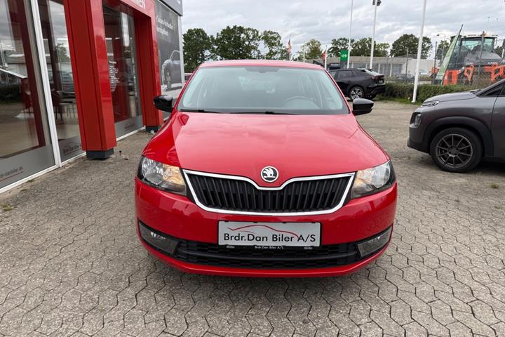 Rød Skoda Rapid fra 2017