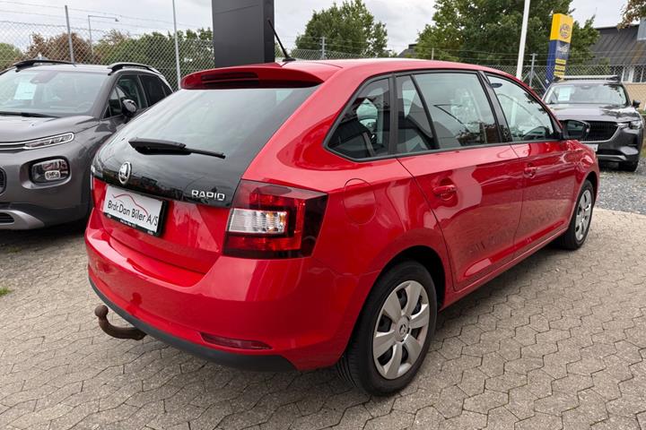 Rød Skoda Rapid fra 2017