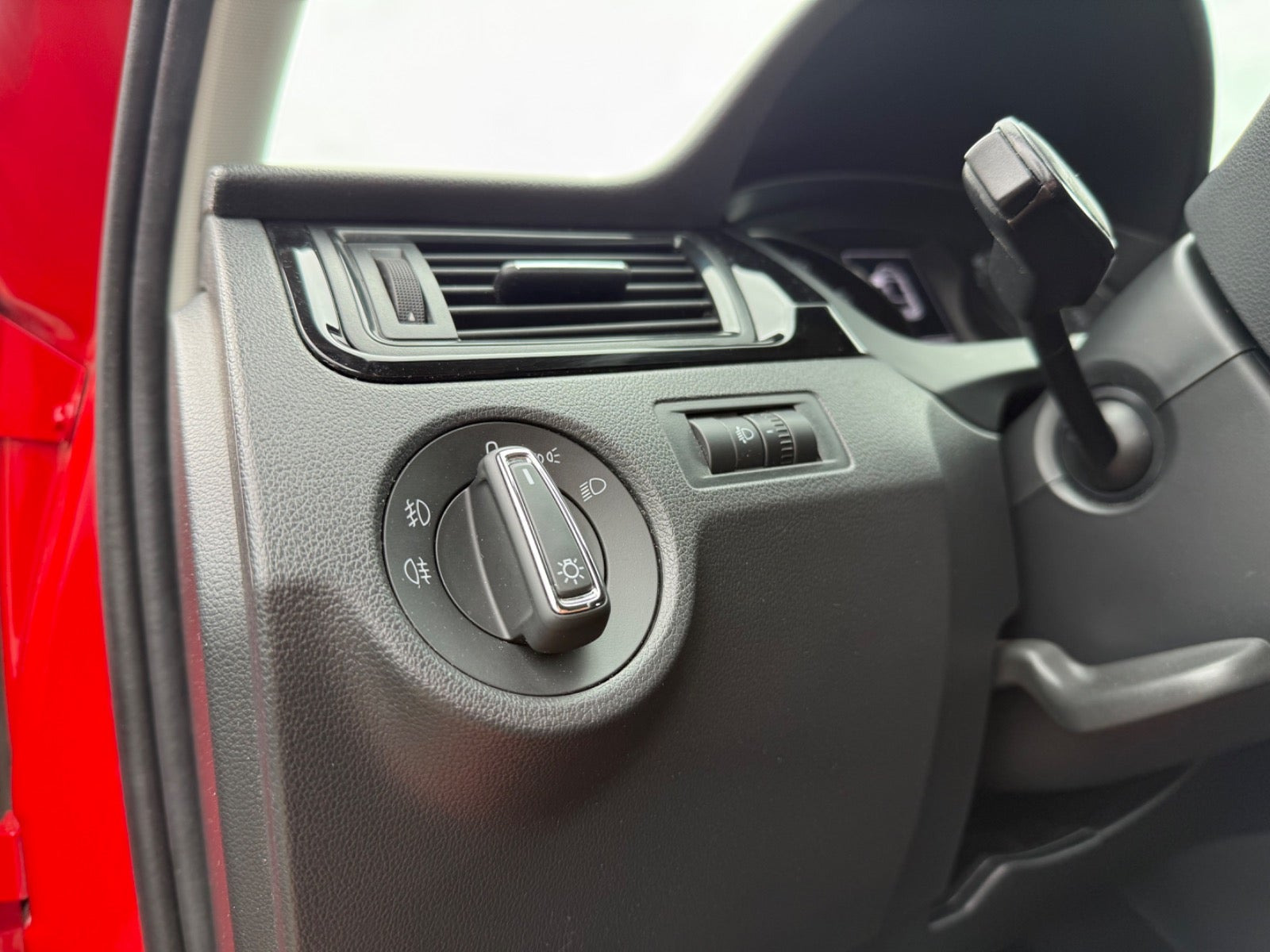 Rød Skoda Rapid fra 2017