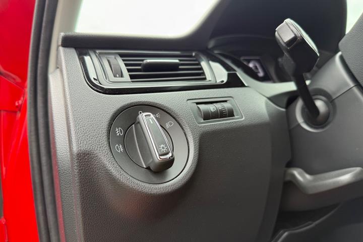 Rød Skoda Rapid fra 2017