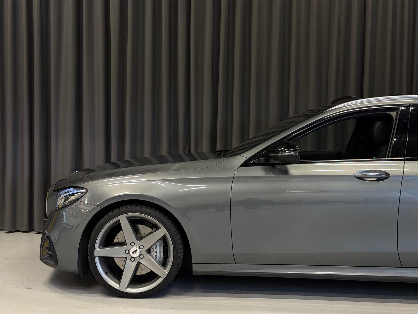 Grå Mercedes E43 fra 2017