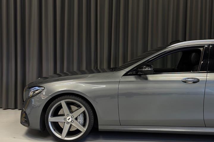 Grå Mercedes E43 fra 2017