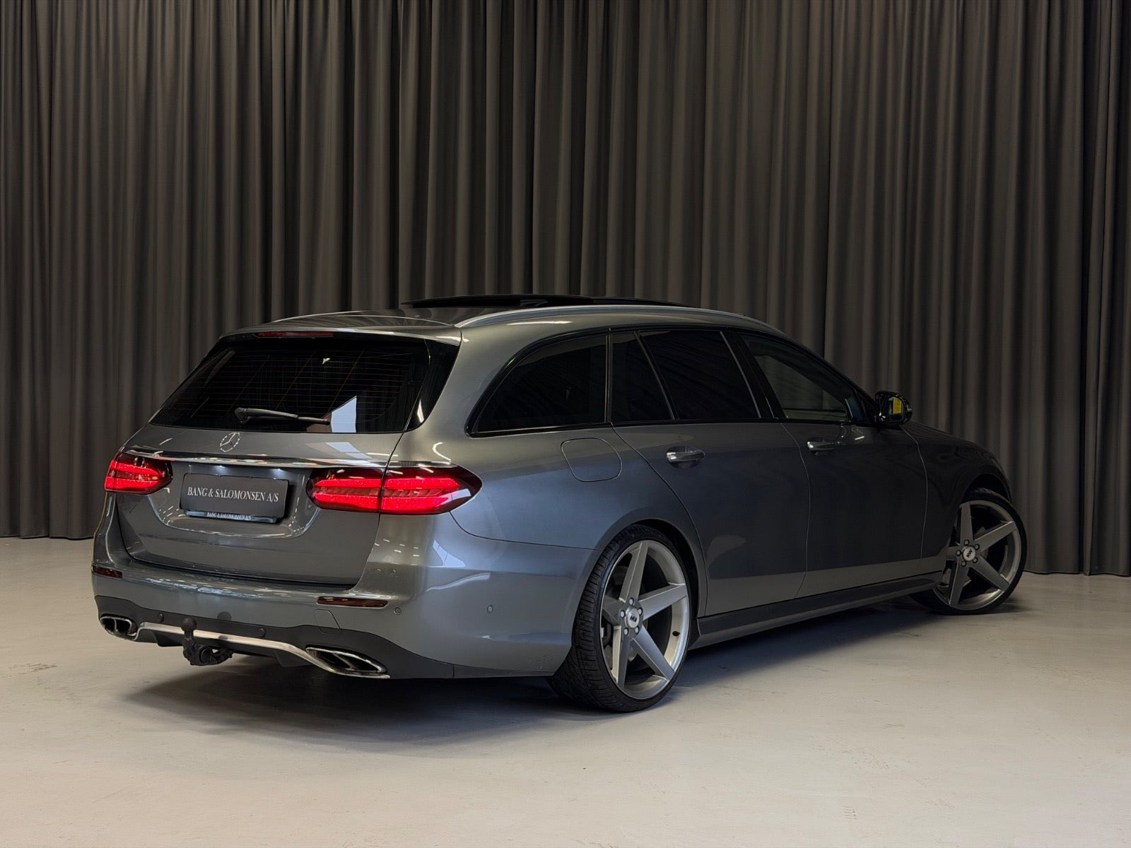 Grå Mercedes E43 fra 2017