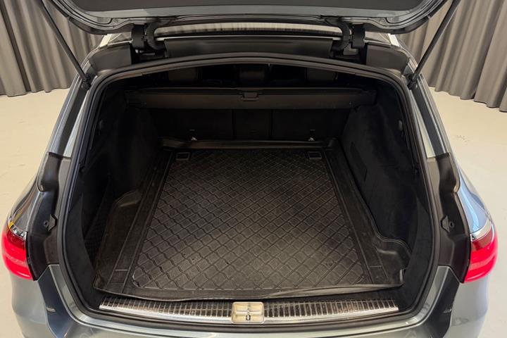 Grå Mercedes E43 fra 2017