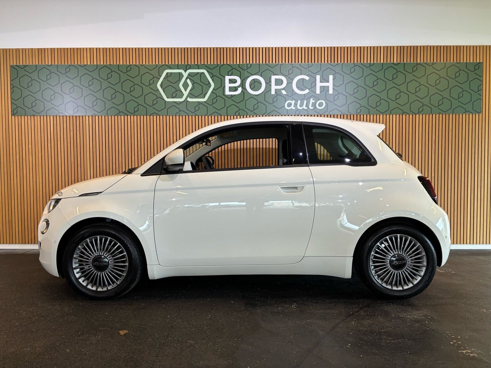 Hvid Fiat 500e fra 2023