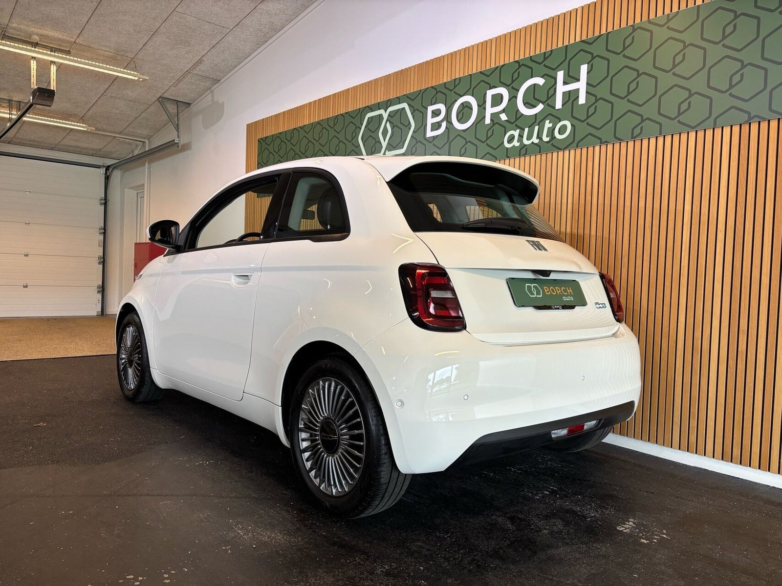 Hvid Fiat 500e fra 2023