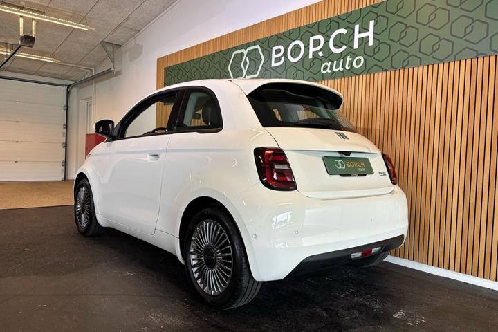 Hvid Fiat 500e fra 2023