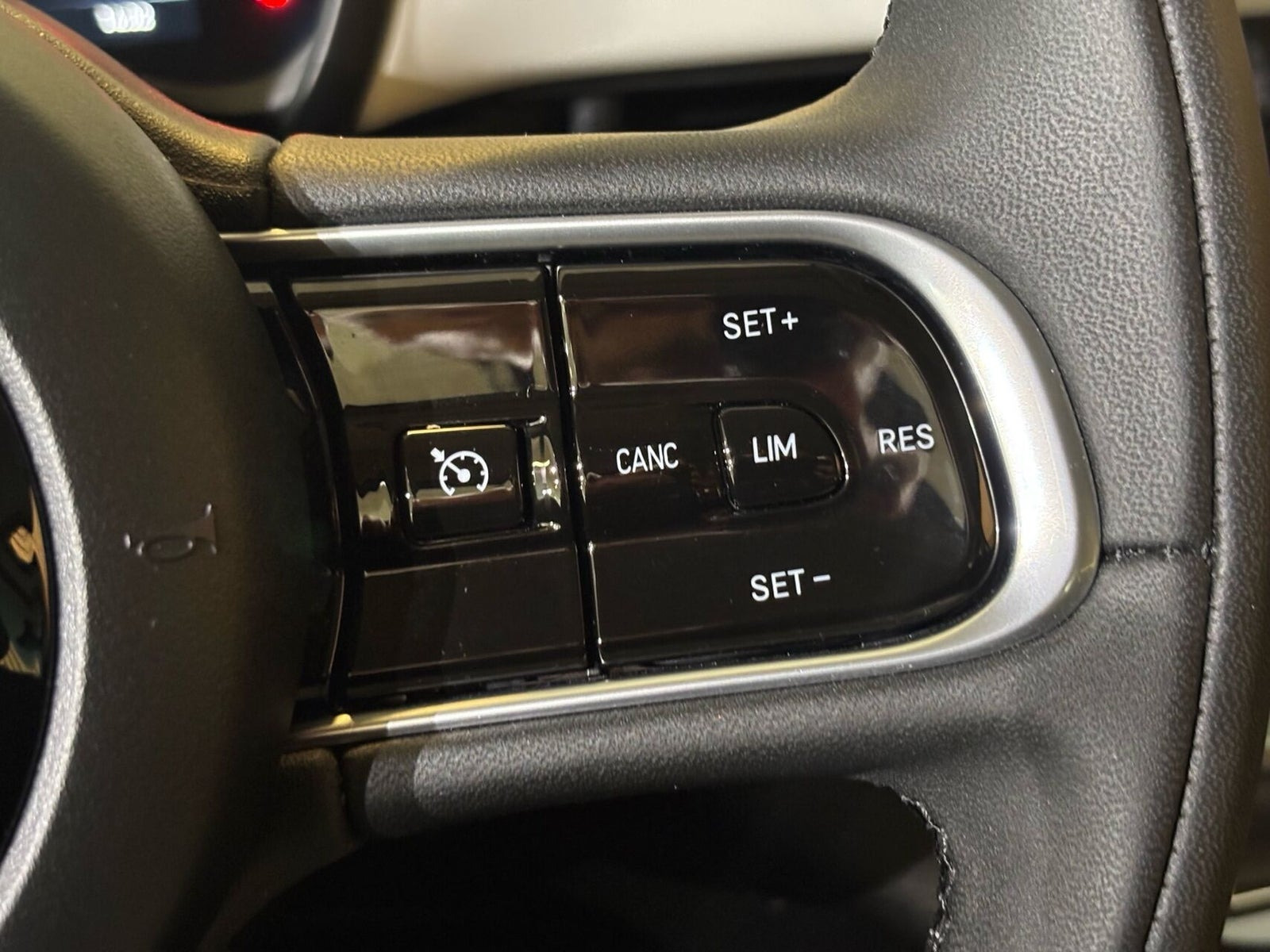 Hvid Fiat 500e fra 2023